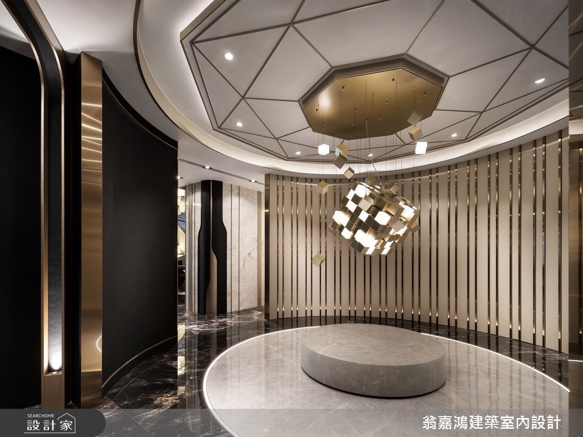 設計師手繪訂製多個鋁立方體聚成魔方燈具，手工拼接組合，創造垂墜感，營造兼顧現代前衛的藝術核心