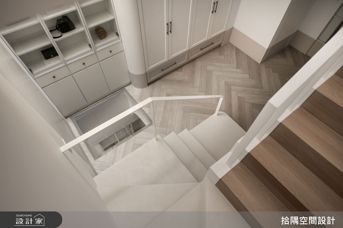 大膽設計的垂直天井，則引入安全又穩定的光線，徹底翻轉了建築的基底優勢。