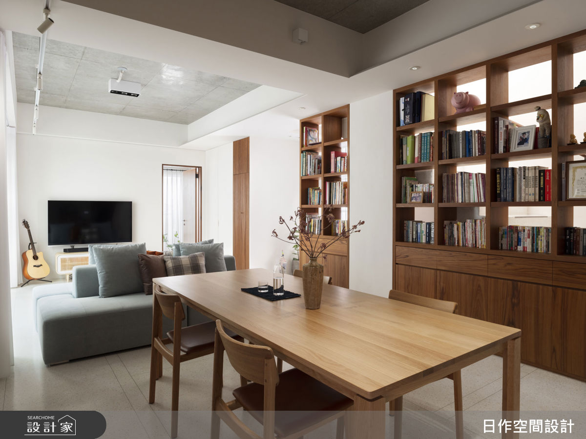 全室以純粹色調與簡單材質打造，不僅明亮通風，也在動線互動與隱私之間取得最佳平衡。