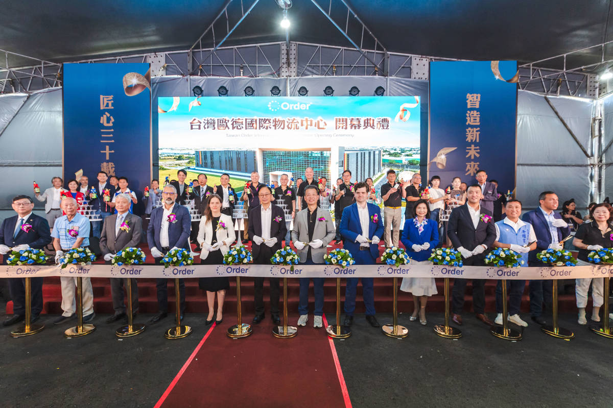 台灣歐德國際物流中心昨(16)日舉行盛大開幕。桃園市長張善政（左六）與歐德集團董事長陳國都（左七）、國內外產業界重量級貴賓共同剪綵。