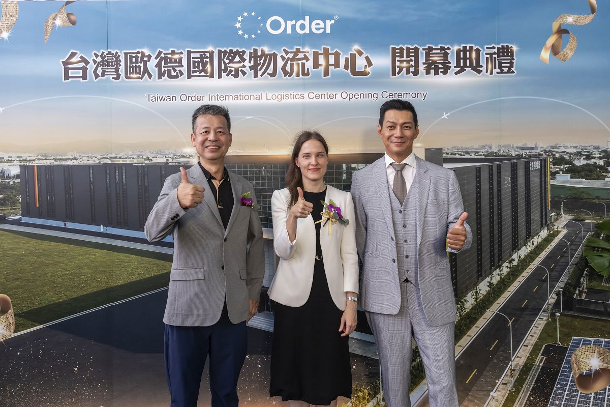 台德攜手見證國際物流中心啟用，歐德集團董事長陳國都（左一）、德經處處長蘭依樺博士（中）與主持人聶雲(右)開心合影。