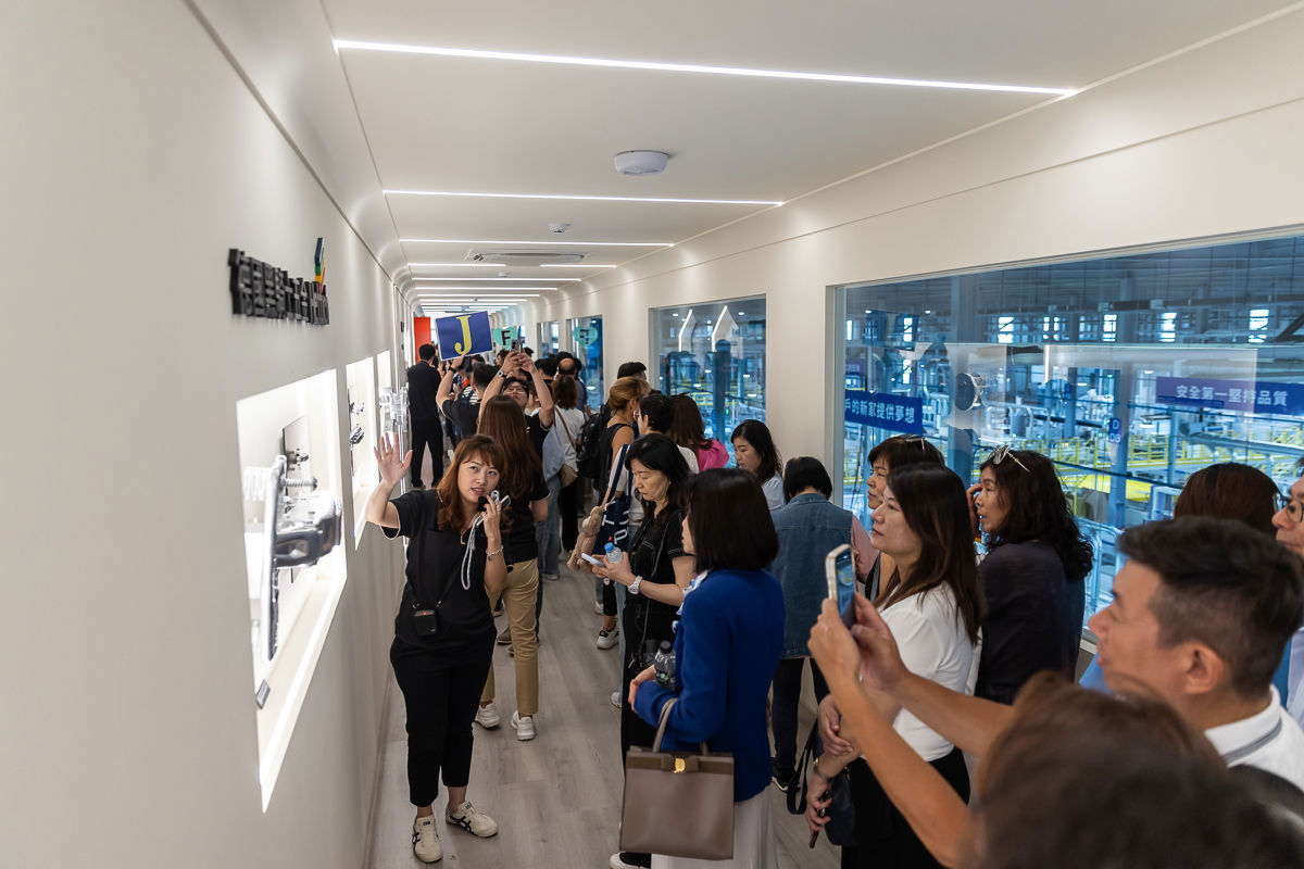 規劃大廊道展示區讓消費者能透過觀景窗，俯瞰歐德系統傢俱生產過程，實現製程透明化。
