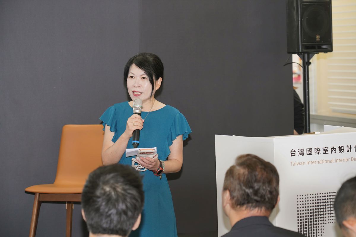 《i室設圈│漂亮家居》總編輯張麗寶擔任論壇主持人，串聯市場、設計與供應鏈多元觀點，帶領現場聚焦小宅時代的居住趨勢。