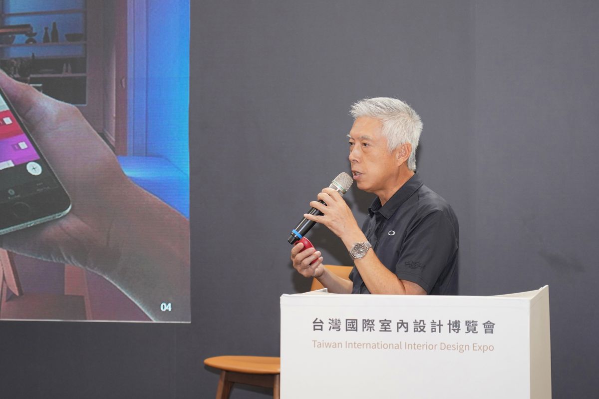 海威科技業務副總邱義龍分享智慧住宅應用，從銀髮安全到年輕世代生活需求，解析智慧系統如何提升住宅使用效率。