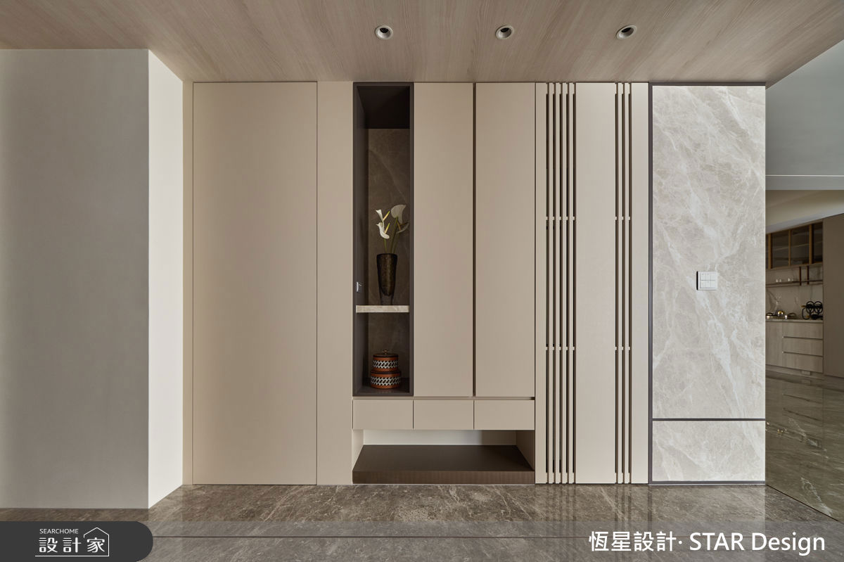 玄關鞋櫃隱藏了一個儲藏室，並結合展示櫃