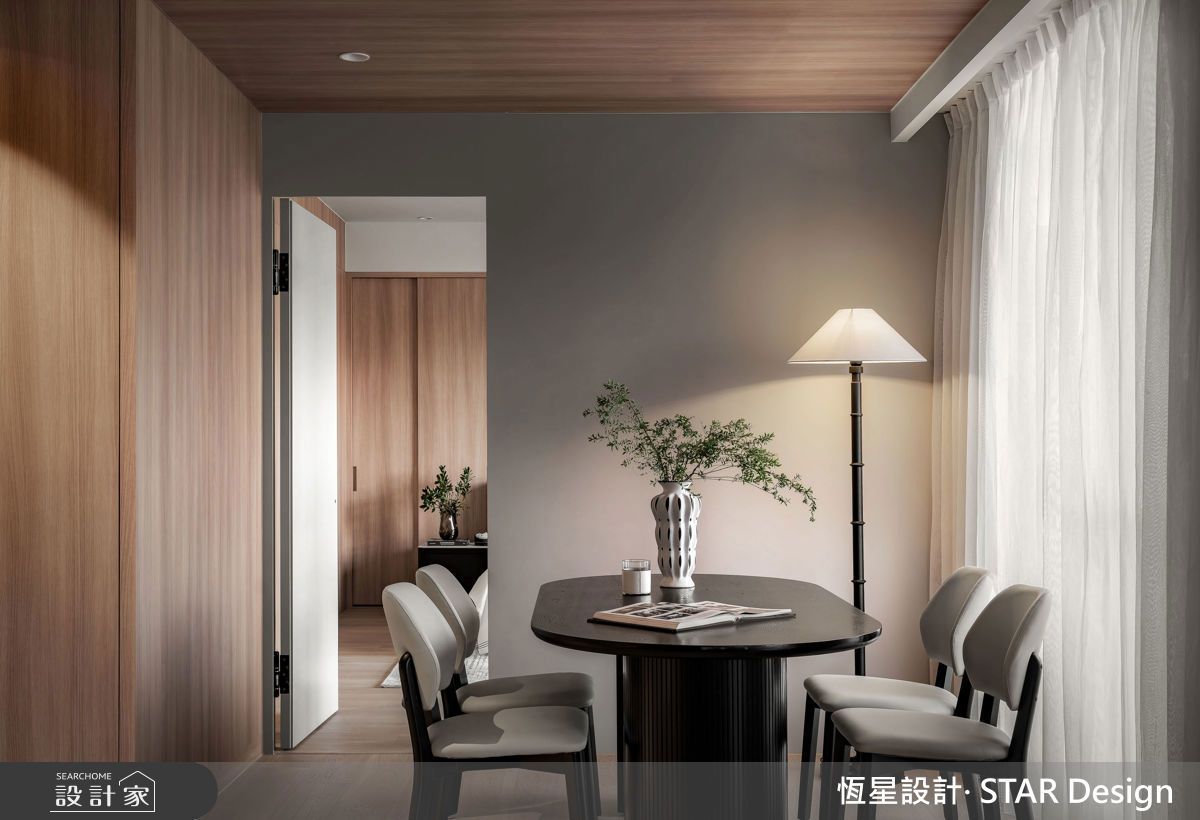 客廳旁規劃閱讀區，具有次領域的效果，屋主進入主臥前，能於此喝茶讀書、休憩自我療癒