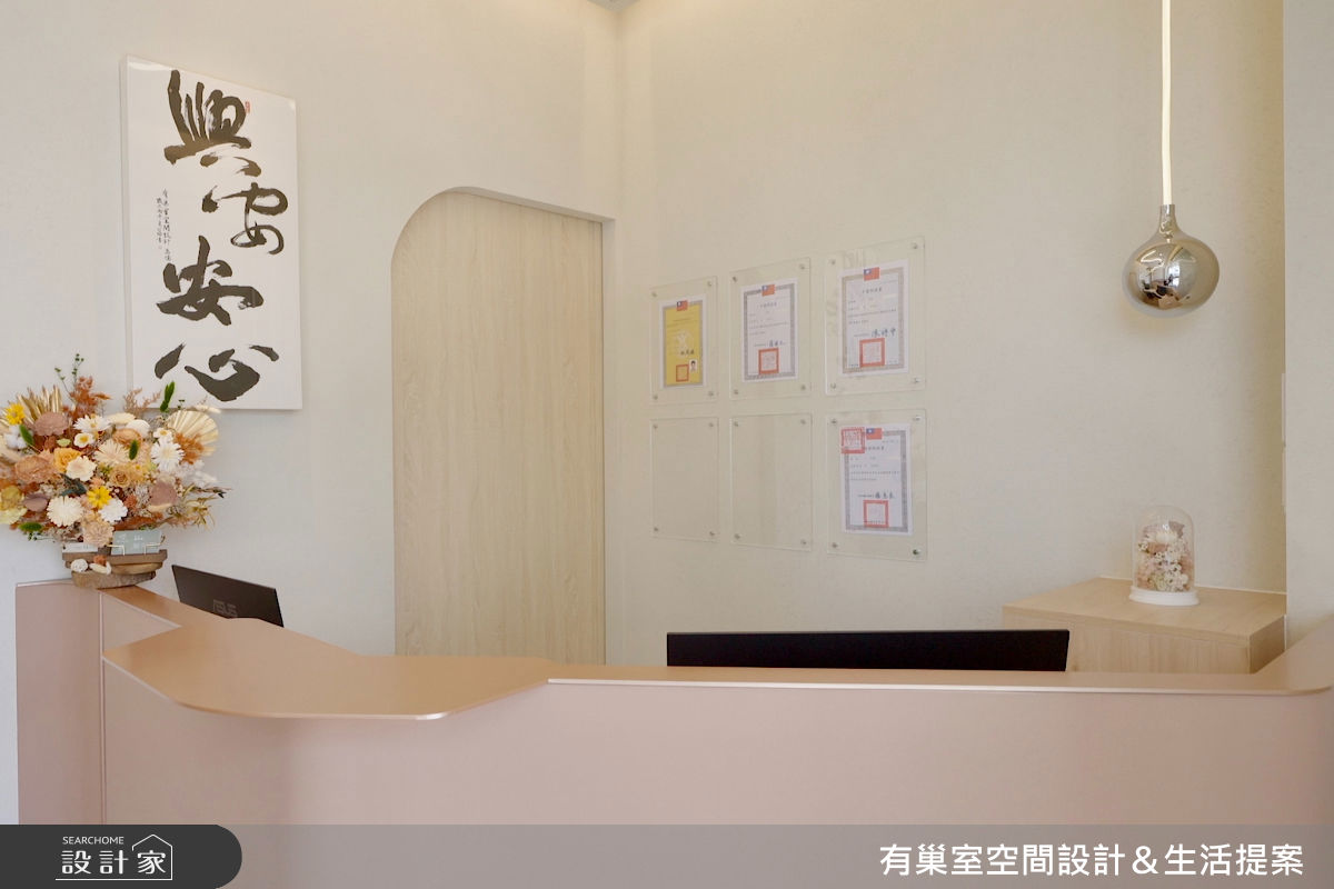 櫃檯上方增設輕巧金屬平台,兼顧患者填寫資料的需求,也降低櫃體的厚重感。