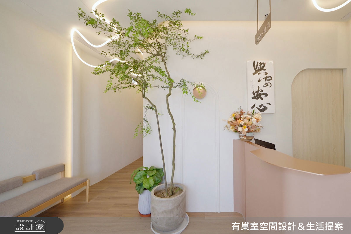 柔和弧線貫穿牆面、門片與櫃體,柔化診所空間的氛圍。