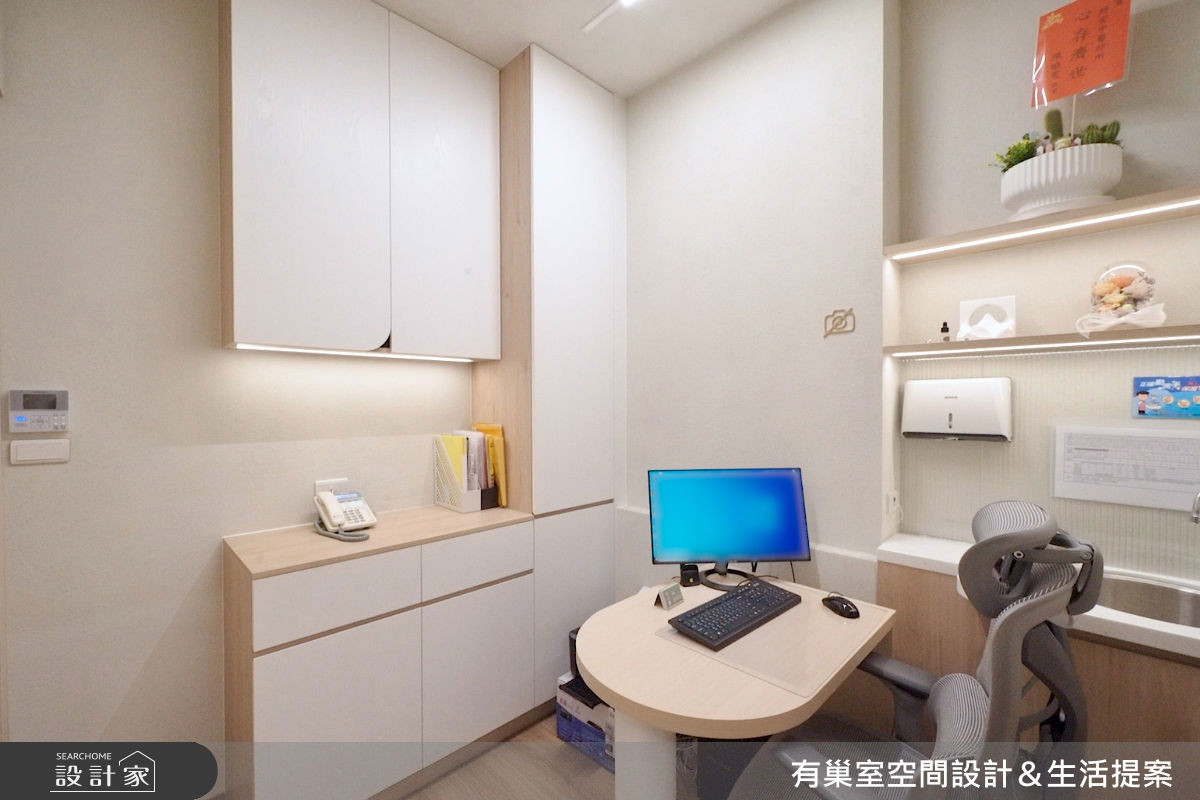 診間以大地色與木質元素鋪陳,整合收納機能,讓醫療用品井然有序。