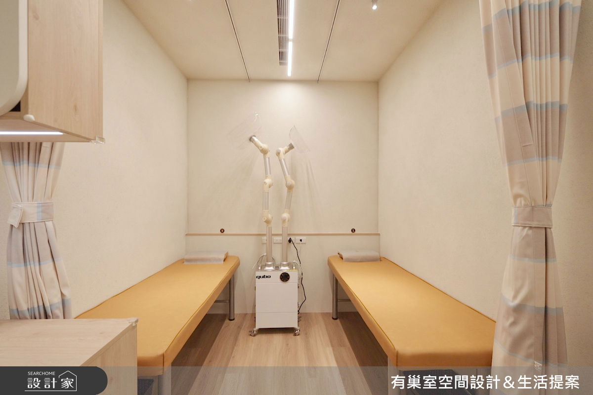 空間整合艾灸吸煙系統與空氣淨化設備,完善診療機能,也維持空間的清爽俐落。