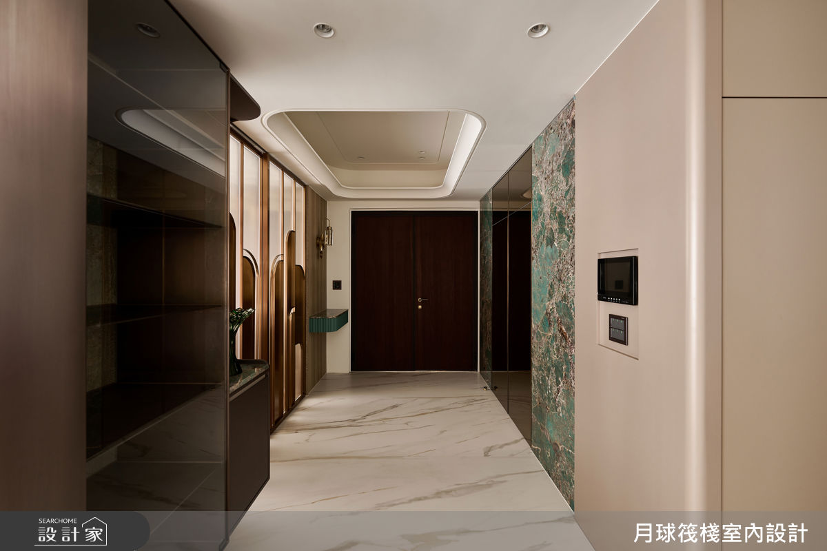 由玄關延伸至室內，特殊的Tiffany綠大理石形成鮮明端景，替進門的過程增添儀式感。