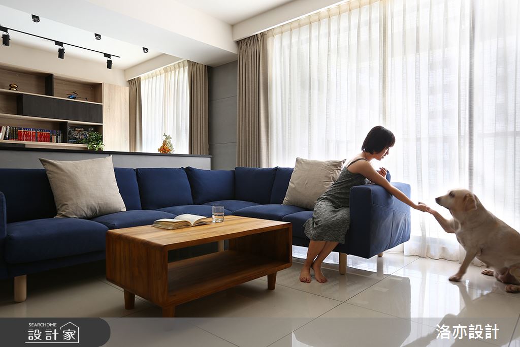 系統櫃與灰鏡的放大魔法！工程師夫妻與狗狗的暖心系住宅