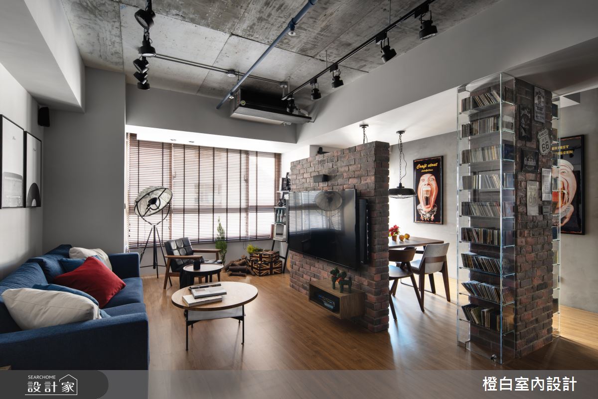 把屋主收藏變設計！結構柱結合玻璃CD展架，讓新居比當代藝廊還要酷炫