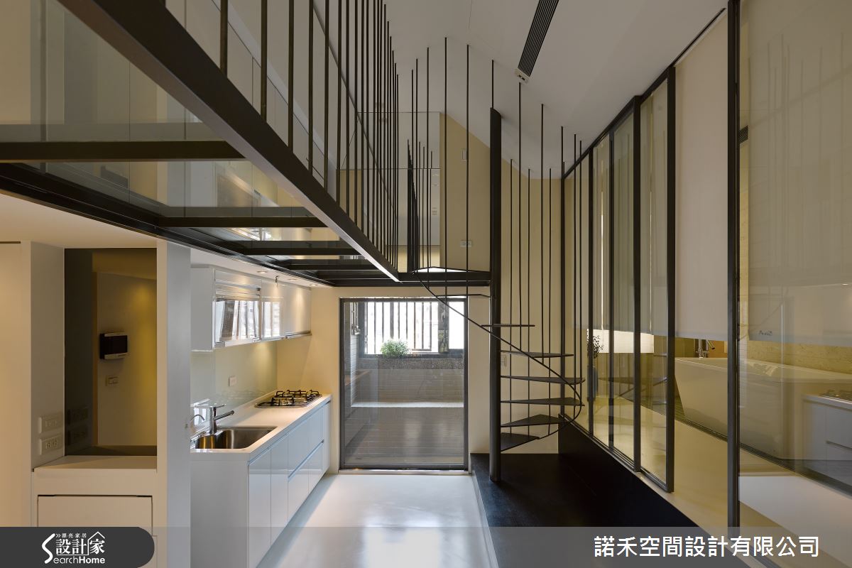 運用大量鐵件與玻璃，形塑出具前強烈現代主義風格的前衛小宅，由於此案為12坪的夾層小屋，玻璃隔間的視線通透性可讓空間感更加寬敞。