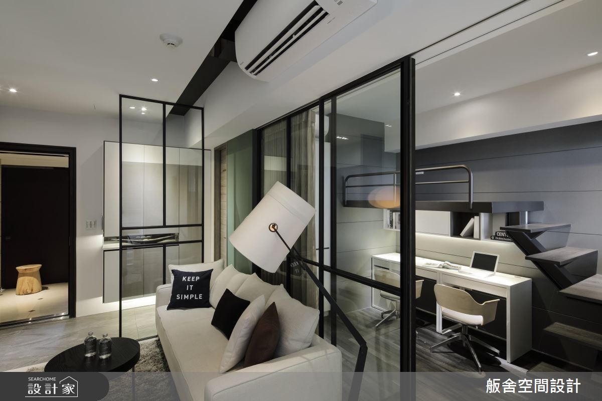 16坪的小格局，運用大量玻璃隔間，讓視線從客廳延伸至後方書房，減低空間的侷促感。