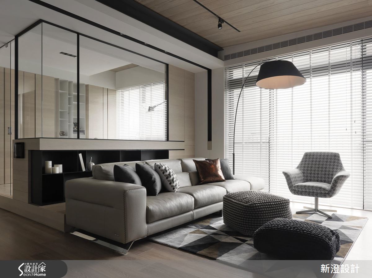 客廳後方的空間區域，以透明玻璃、鐵件，結合下方櫃體構成半開放式的隔間，大面積的落地窗引入戶外自然光源，半開放的玻璃隔間讓戶外光線穿透，大幅提升了整體空間的採光機能。