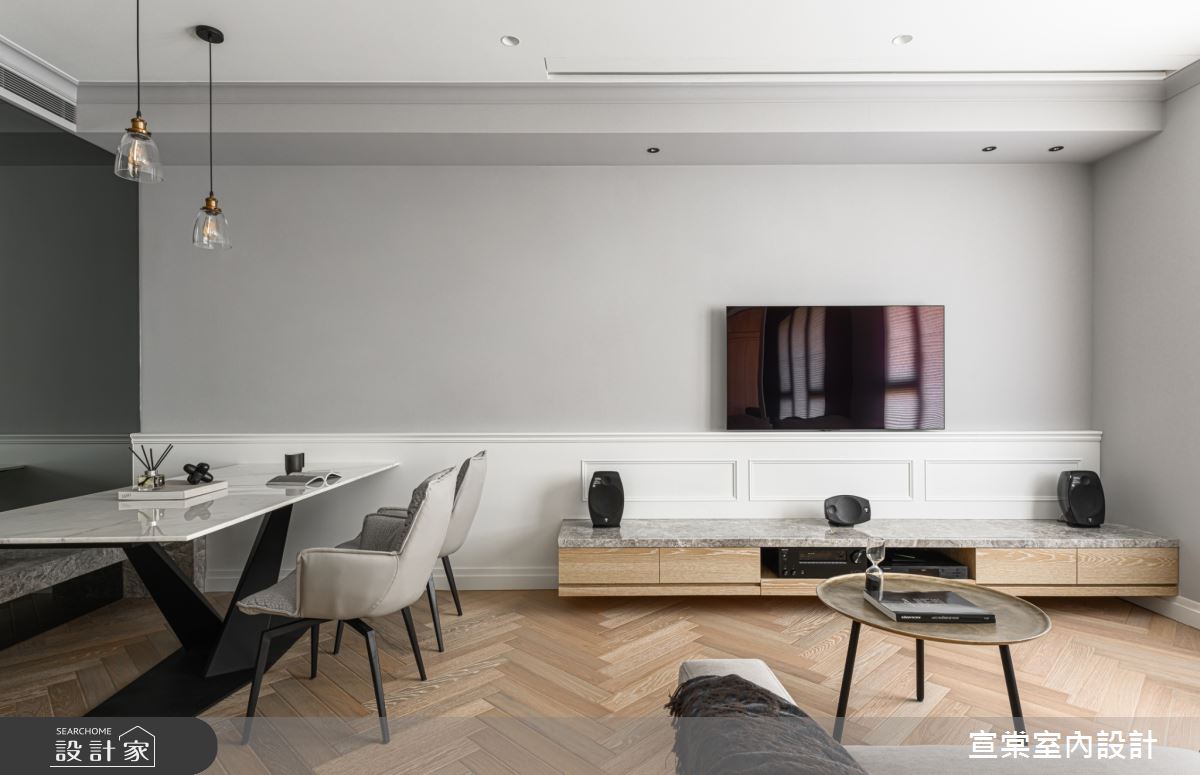 英國人夫、台灣人妻把床藏起來？在18坪木質感小公寓享受投影大銀幕樂趣