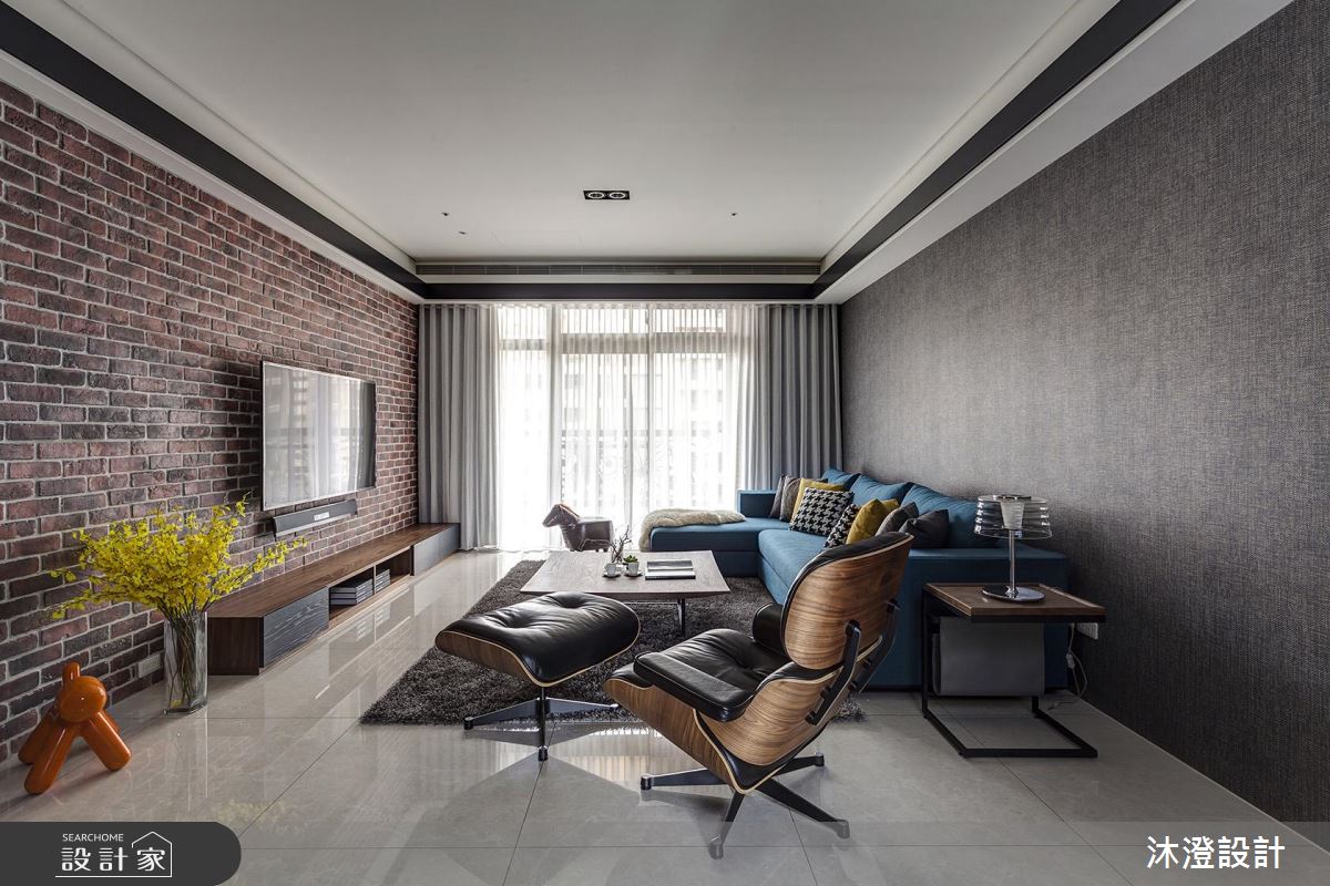 紅磚牆 X 藍沙發跳色美學！品味不出錯的現代風大宅