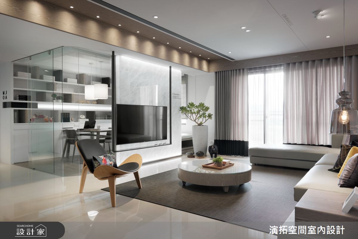 客廳電視牆後方的書房，使用了部分玻璃材質構成半開放式的空間，通透的視線放大了空間感，需要隱私的時候加上簾子或百葉窗即可。