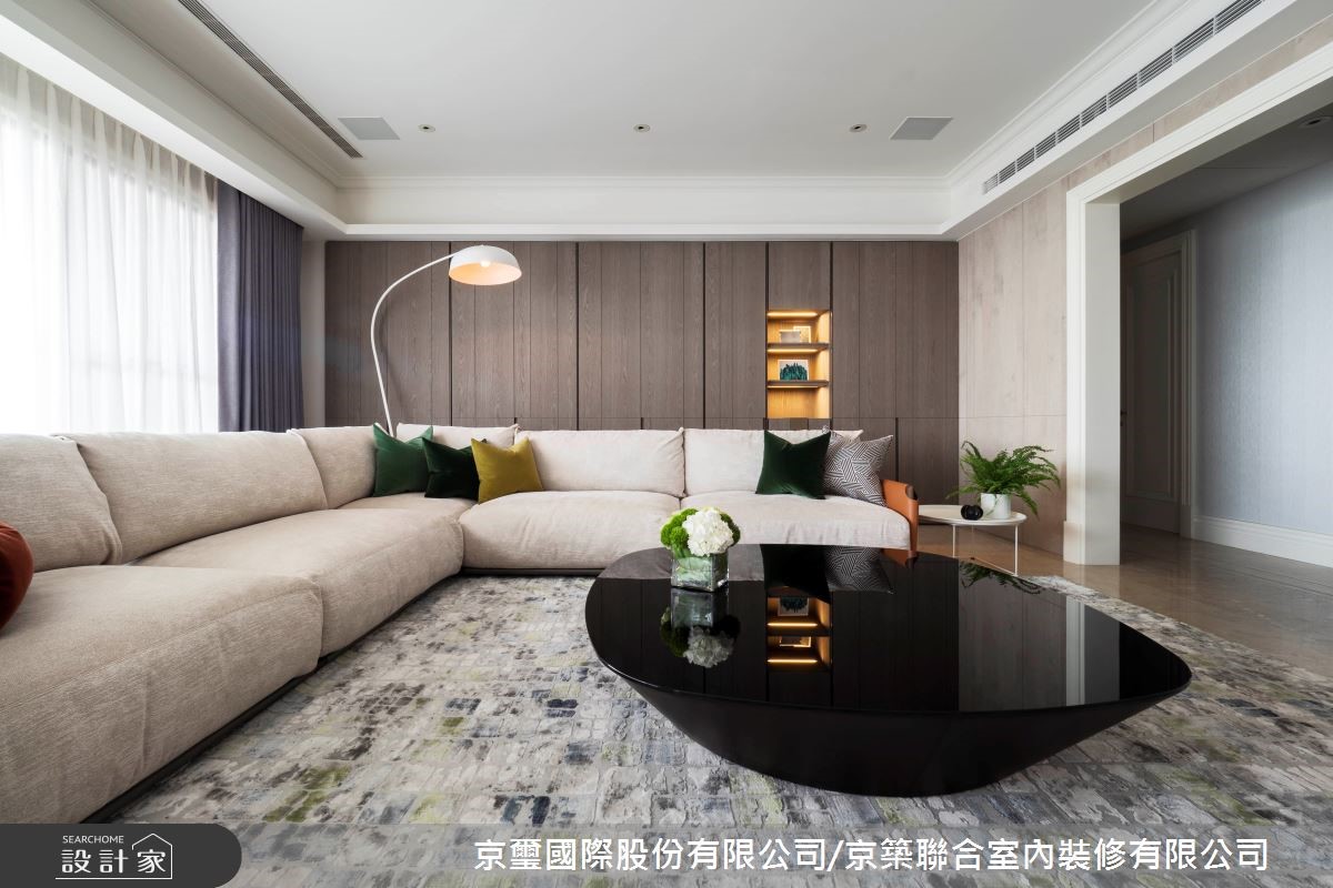 毛胚屋階段就搶先「紮營」！共享現代風豪宅的溫馨手足情