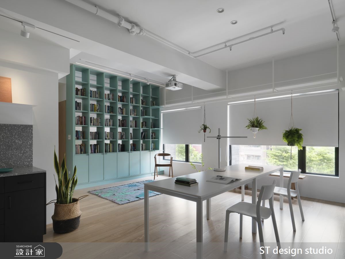 書、透光雙面櫃當主角！教授屋主們與愛貓的簡約新生活篇章即將開始