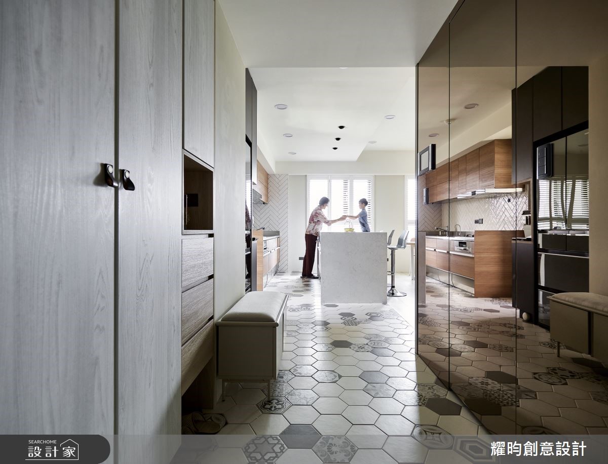 花磚與莫蘭迪色的優雅邂逅！北歐風親子宅喜迎百葉窗的陽光普照