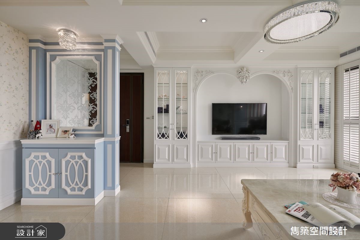 渲染灰藍色的輕柔雅緻，白線板、白百葉窗交織浪漫滿點的美式鄉村宅