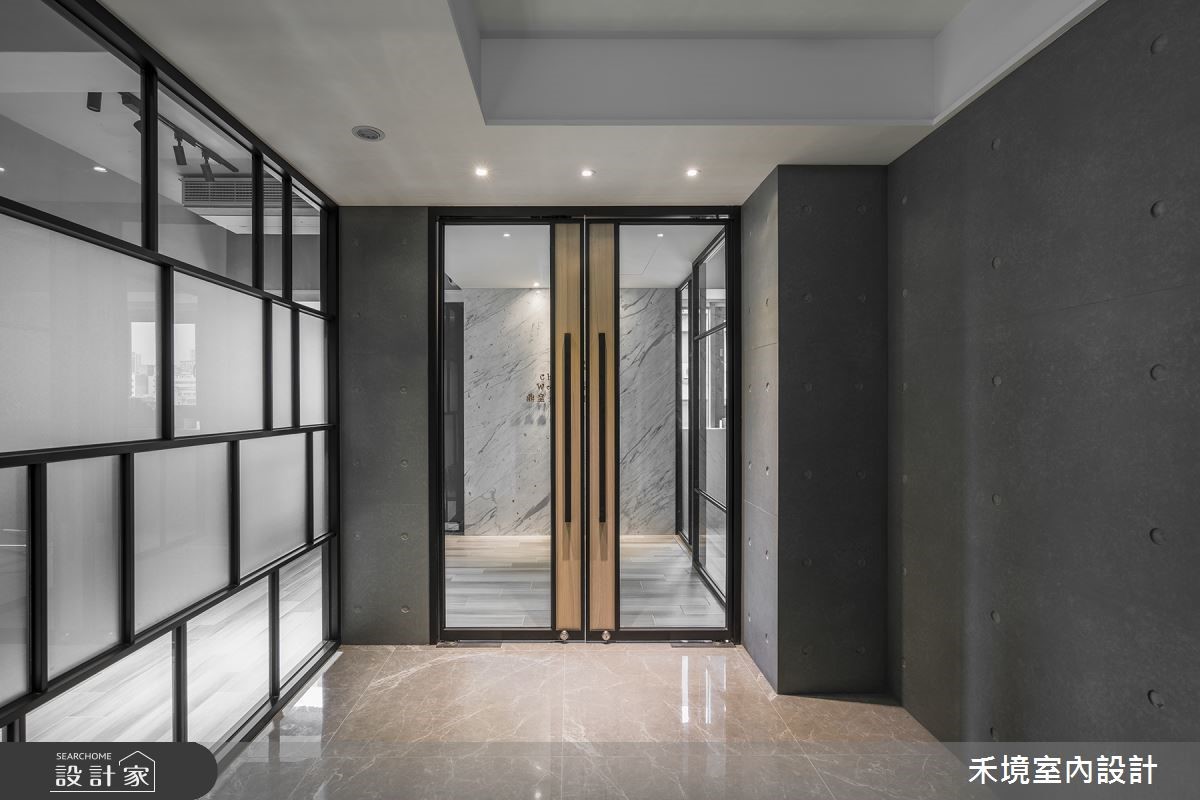 安海瑟薇《高年級實習生》工業風辦公室翻版再現!上班就像在電影場景般悠哉愜意