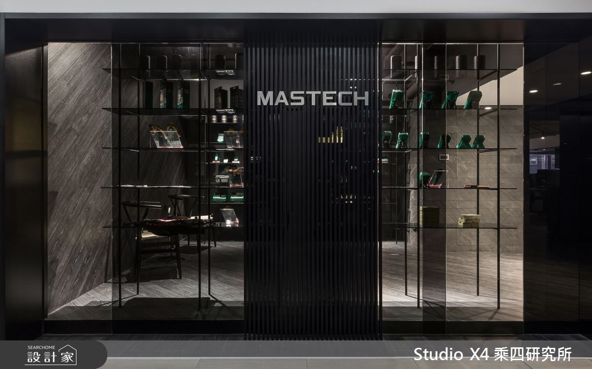 好想在這裡工作！百坪現代工業風辦公室裡竟有一片綠意草坪？