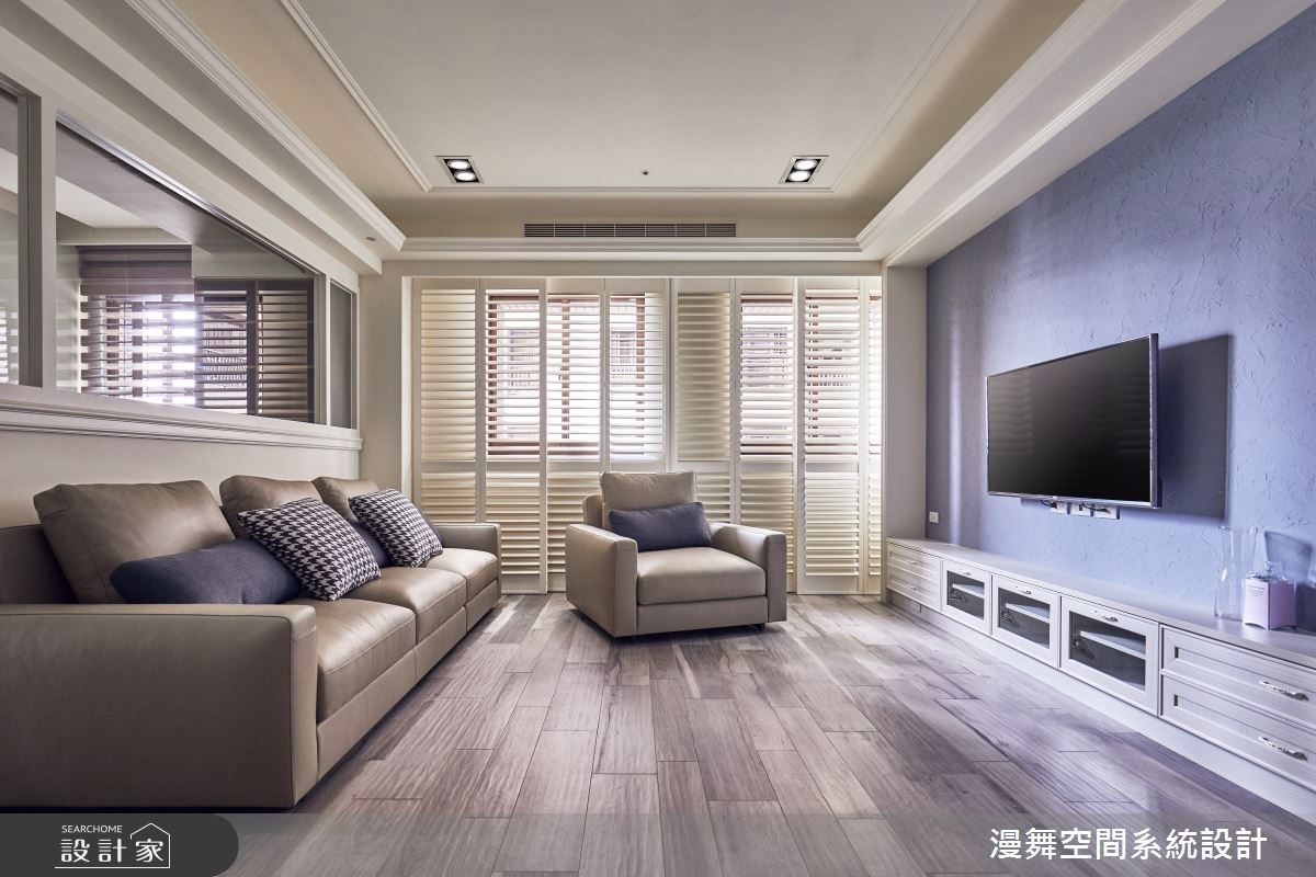 海量系統櫃收納，東西再多也不怕！50 坪光感宅還用「隱藏式設計」把櫃門、房門藏起來