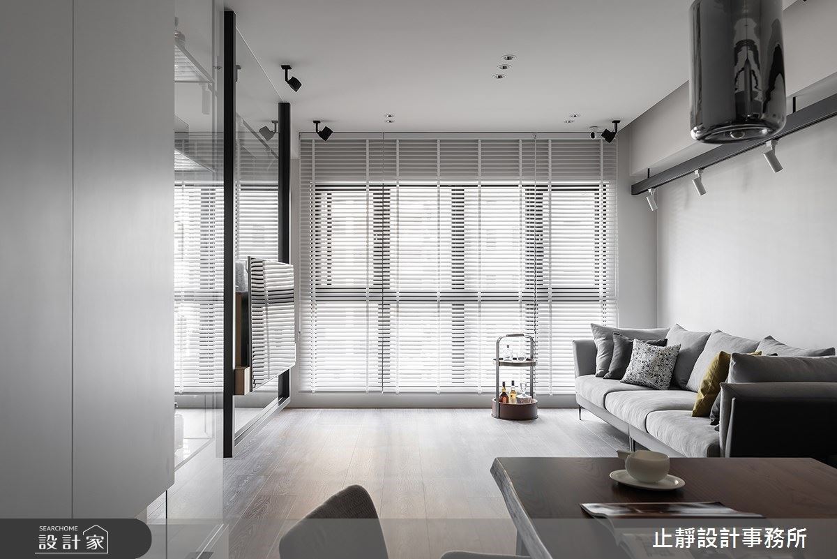 玻璃電視牆從天而降!打造你的光感無重力居家