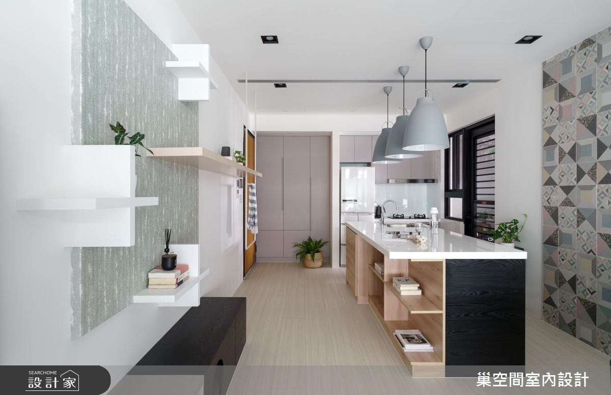 15 坪小夫妻貓咪宅用「這面牆」變出大空間！兼具洞洞板、房門、收納櫃、隔間牆 4 種機能的究極空間節省秘技