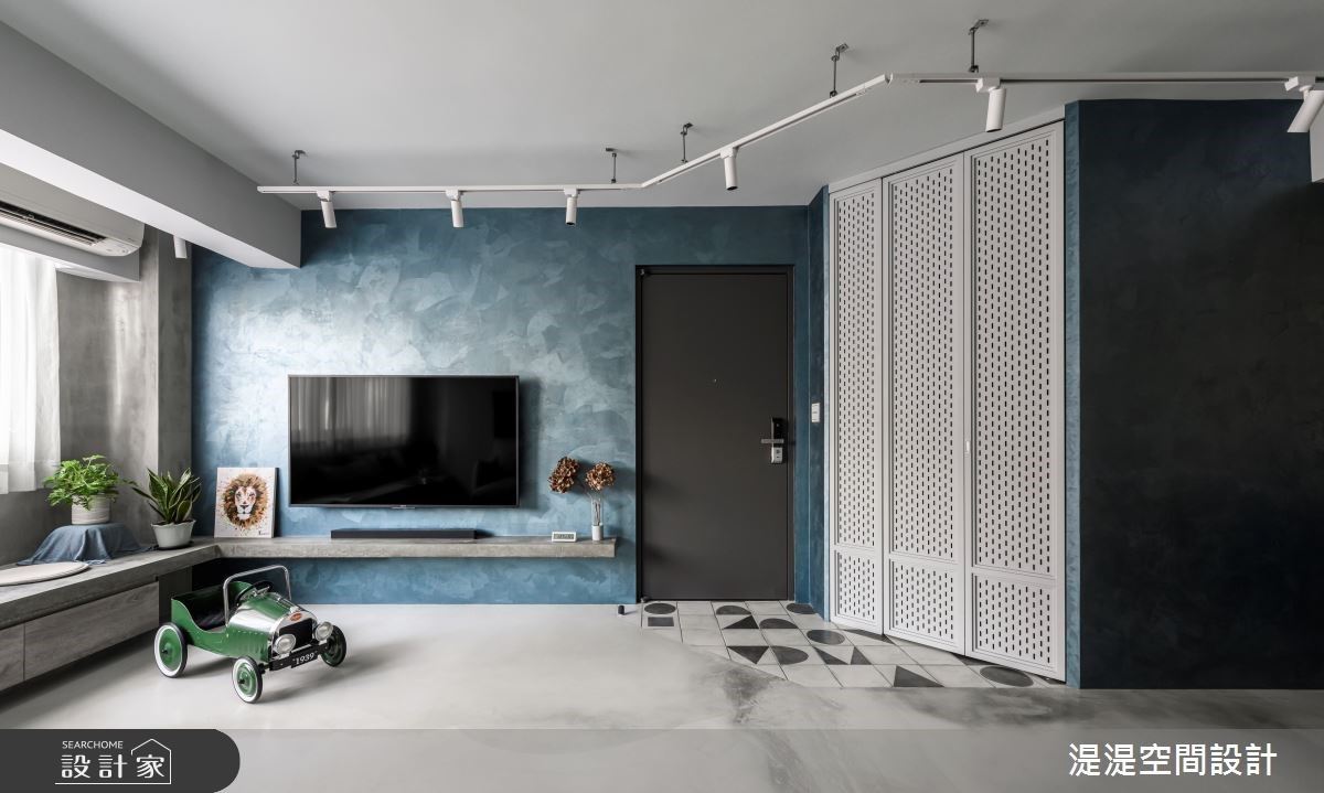 玄關設計一個獨立「鞋櫃室」？湛藍水泥灰 + 白色軌道燈，個性美宅渲染暖心日光宅！