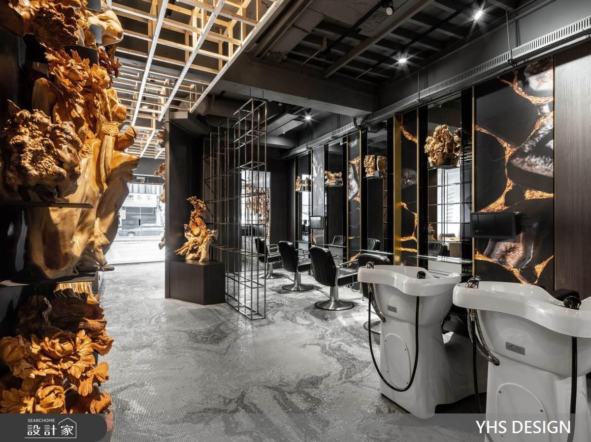 在藝廊空間裡剪頭髮！實木、鐵件與木雕藝術混搭出時尚髮廊的藝術氣息