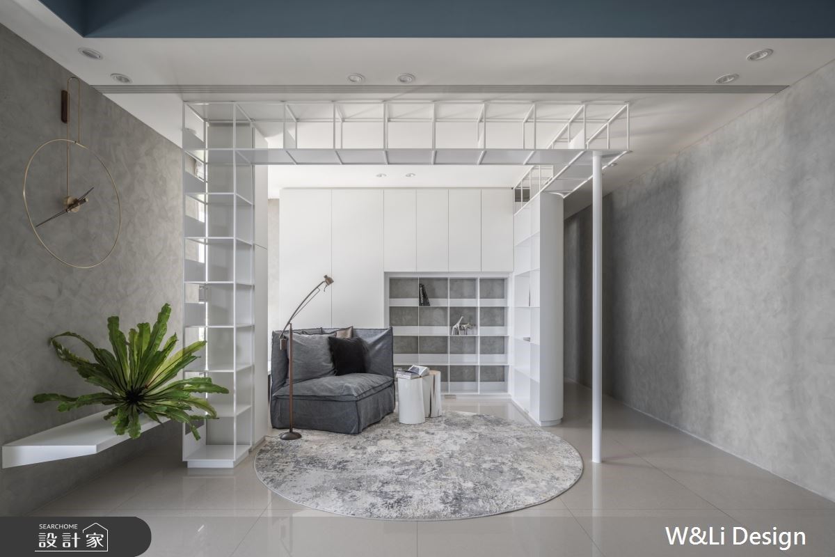 白色鐵件爬上天花板！收納機能混搭隔間創意打造有個性的實用宅邸