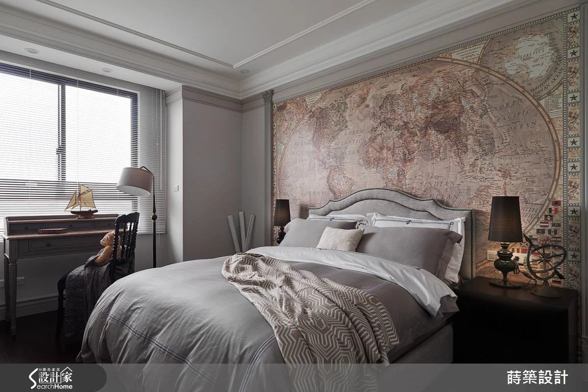 在臥房床頭牆以大圖輸出壁紙呈現仿舊世界地圖的樣貌，完成油漆無法達到的精緻度，讓空間充滿博物館般的探險氛圍。