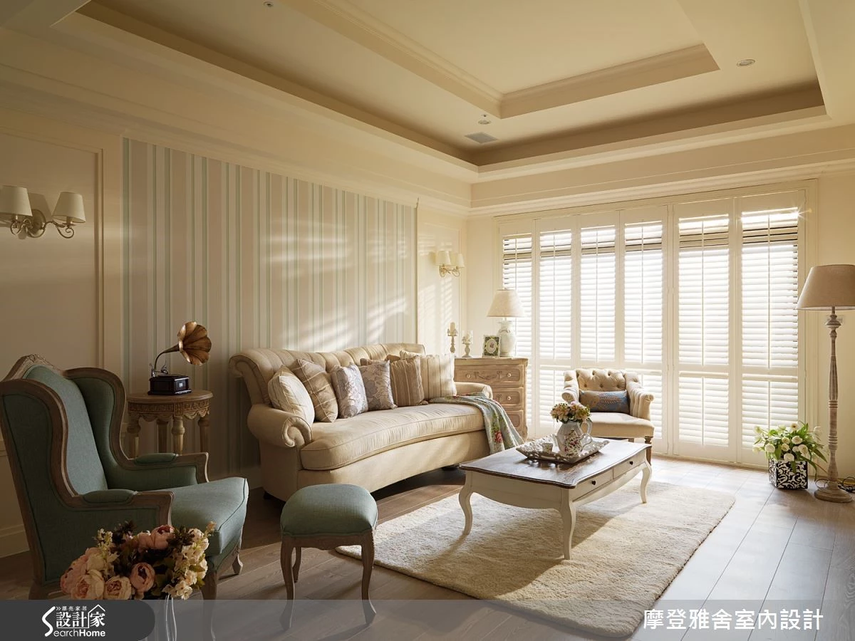 一面帶有粉嫩色彩的素雅條紋壁紙，連結木百葉、高背單椅與蛇型桌腳等元素，創造法式鄉村獨有的浪漫氣息。