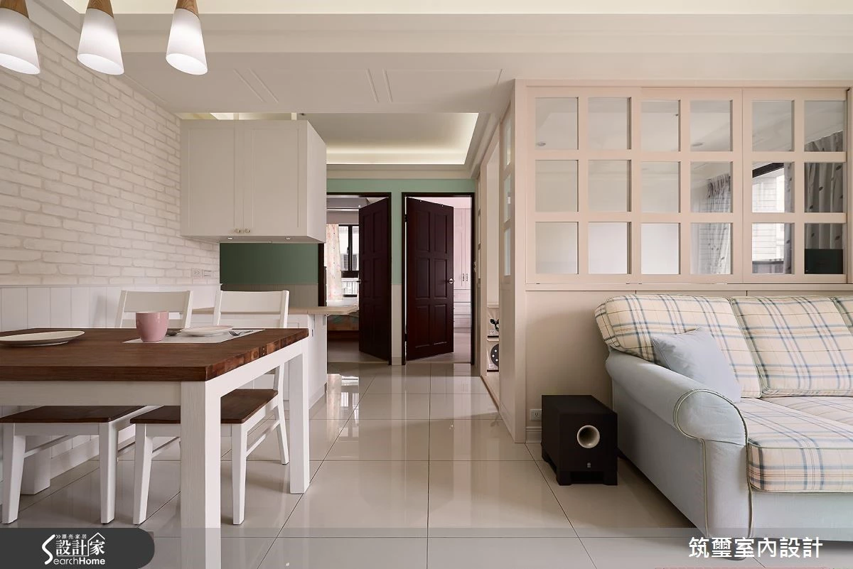 如果害怕貼磚工時長、又怕髒污難清理，純白文化磚壁紙是快速營造風格的首選！