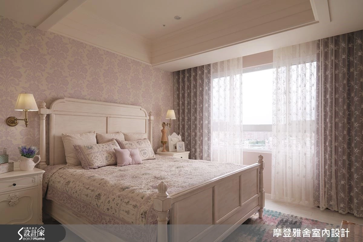 若想要使用大量複疊圖案，建議挑選淡粉色作為主軸，並搭配色調輕淺的紗簾，就能創造清爽無壓的空間。